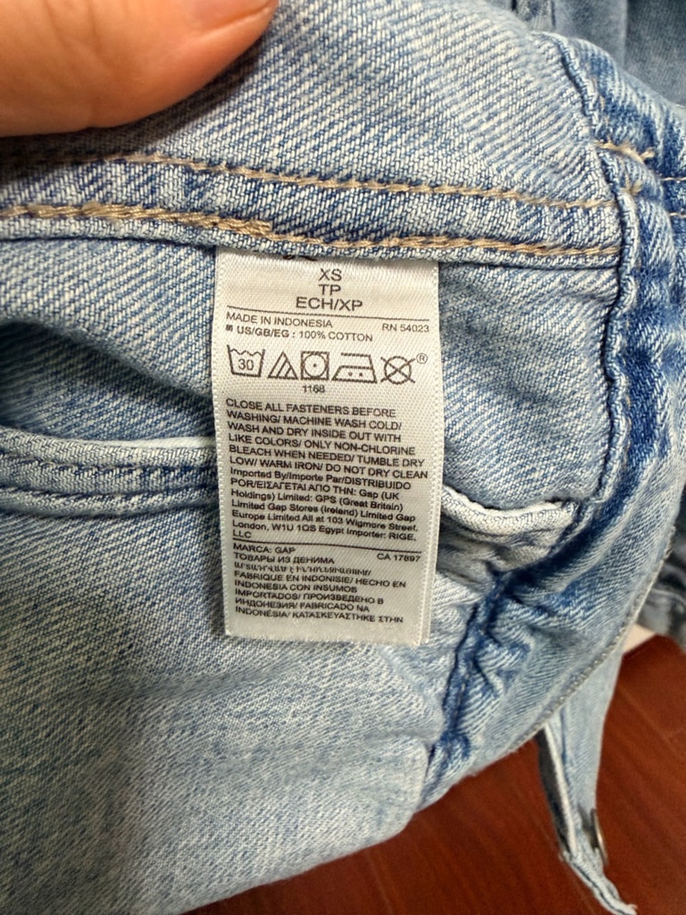 Gap Woman’s Icon Denim Jacket Blue in a light wash finish Size XS - Picture 3 of 6